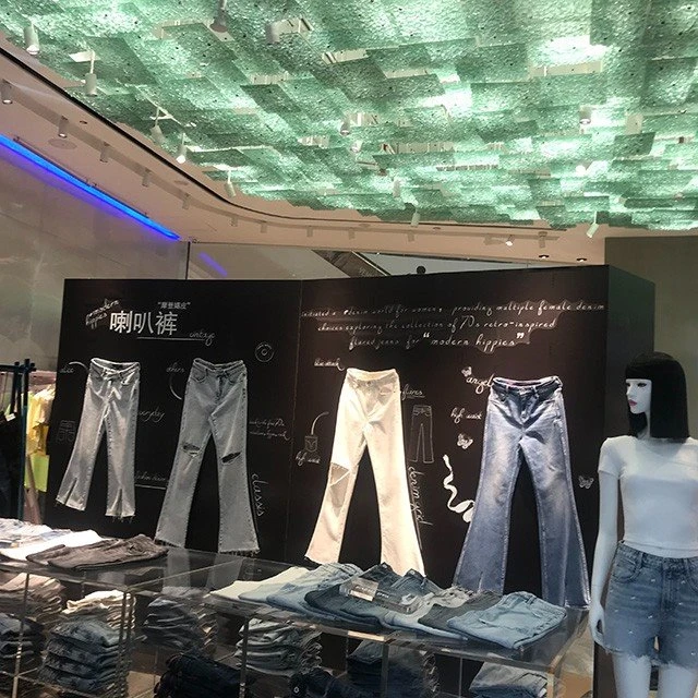 Performance stage theme display props